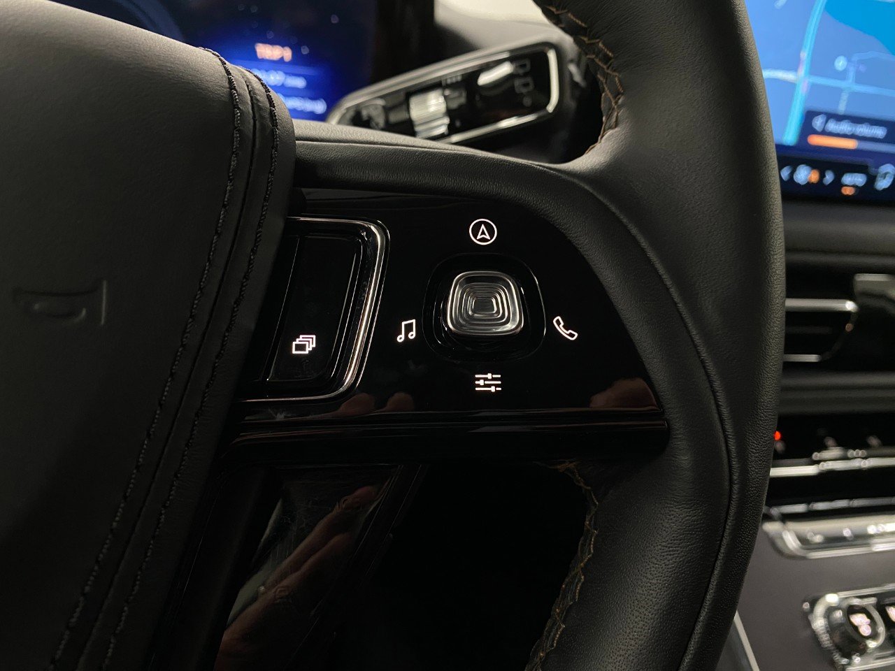 Used 2025 Lincoln Aviator AWD w/ Equipment Group 101A image 17