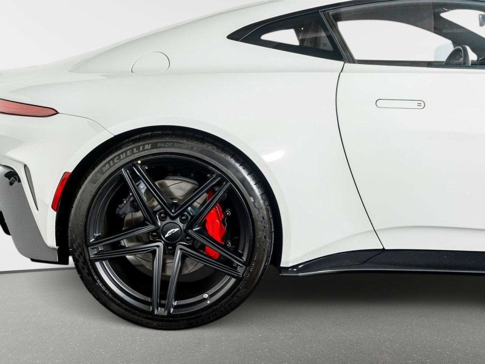 Used 2025 Aston Martin V8 Vantage Coupe image 7