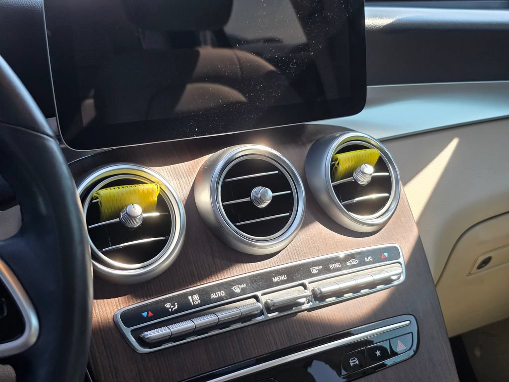 Used 2021 Mercedes-Benz GLC 300 4MATIC image 11