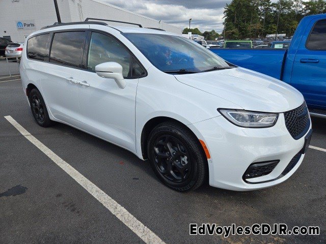 Used 2021 Chrysler Pacifica Touring-L w/ Uconnect Theater Family Group