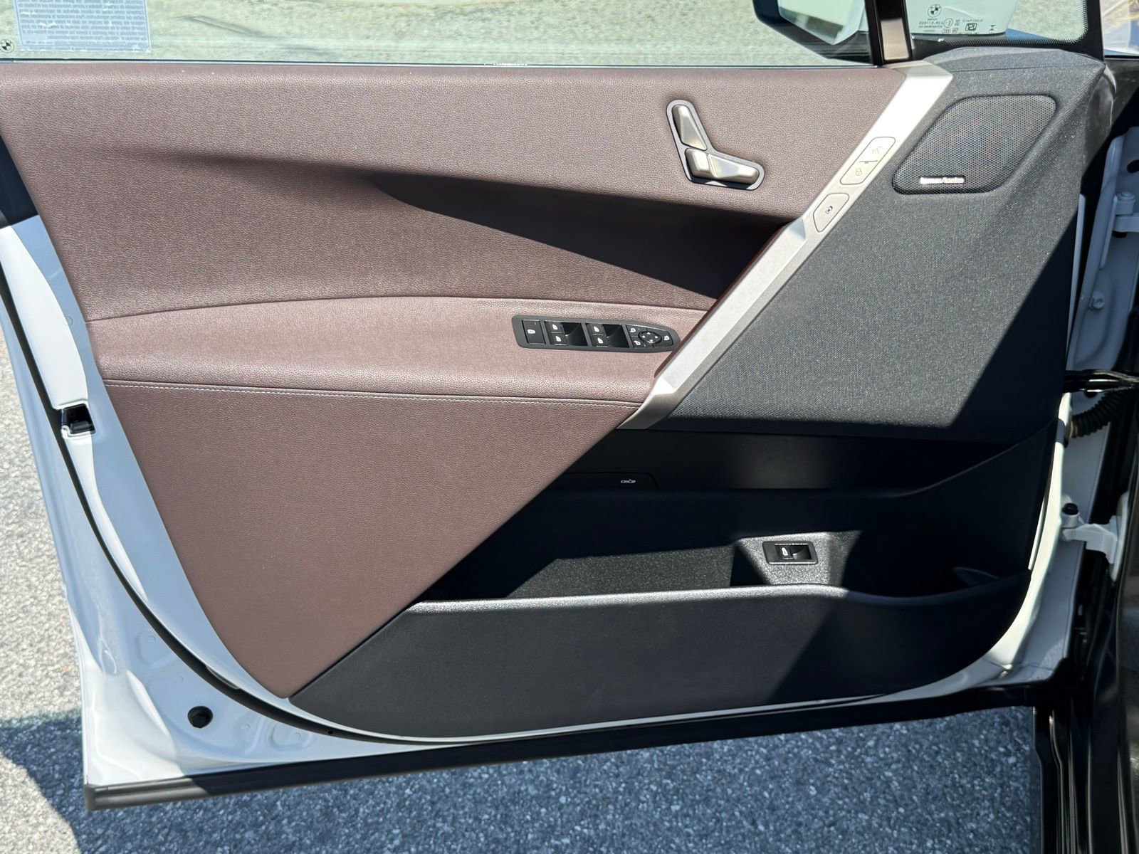 Used 2023 BMW iX xDrive50 w/ Sport Package image 19