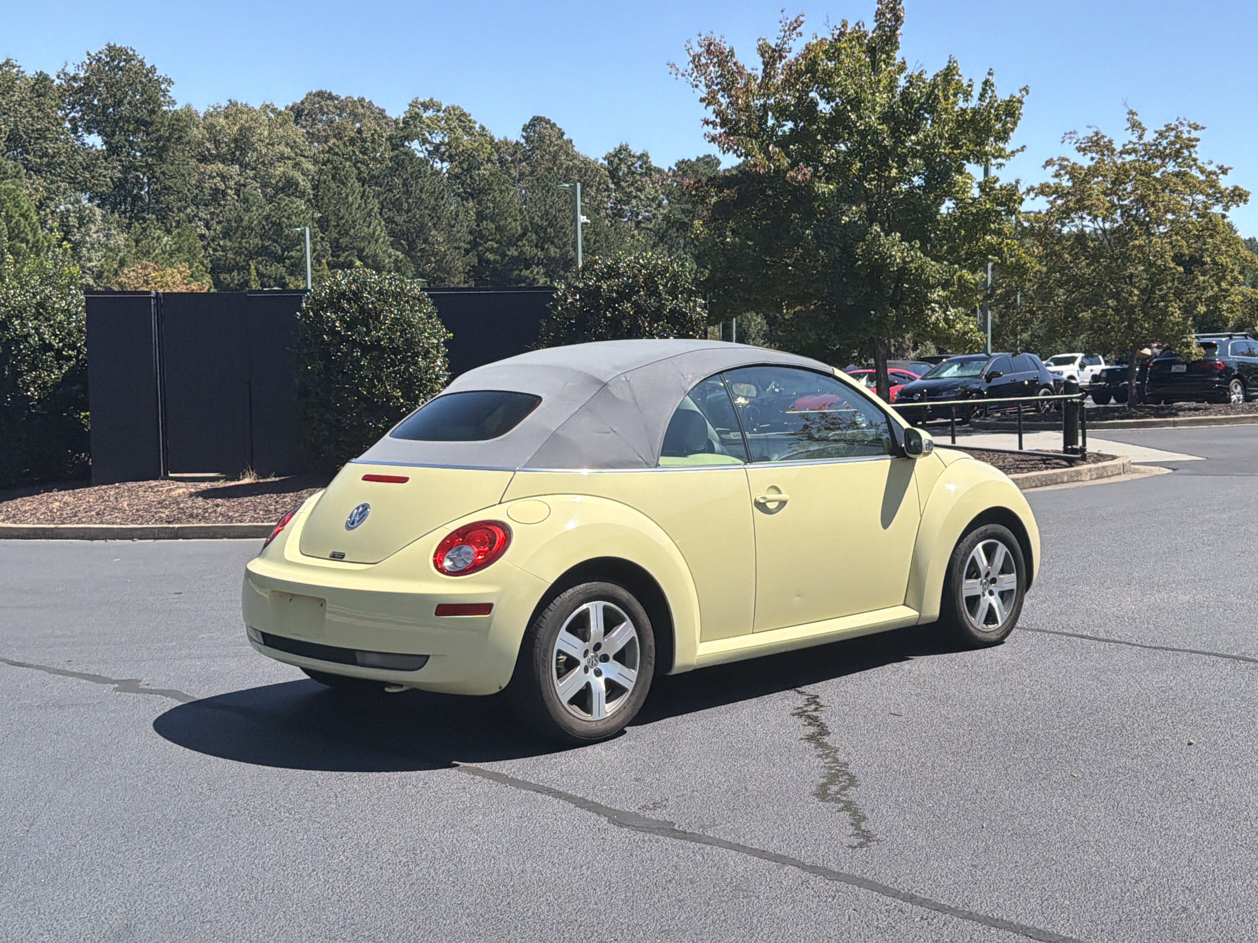 Used 2006 Volkswagen Beetle Convertible w/ Package 1 FWD image 3