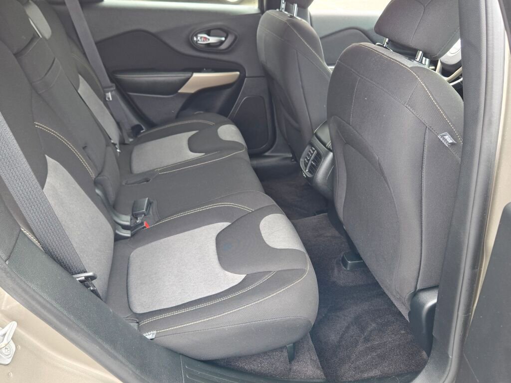 Used 2018 Jeep Cherokee Latitude w/ Cold Weather Group AWD/4WD image 9