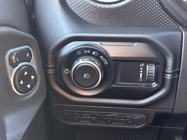 Used 2025 Jeep Wrangler Unlimited Rubicon AWD/4WD image 16
