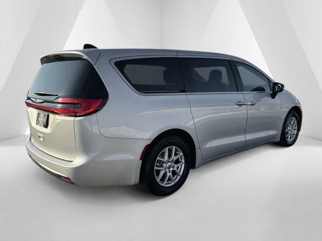 Used 2024 Chrysler Pacifica Touring-L image 7