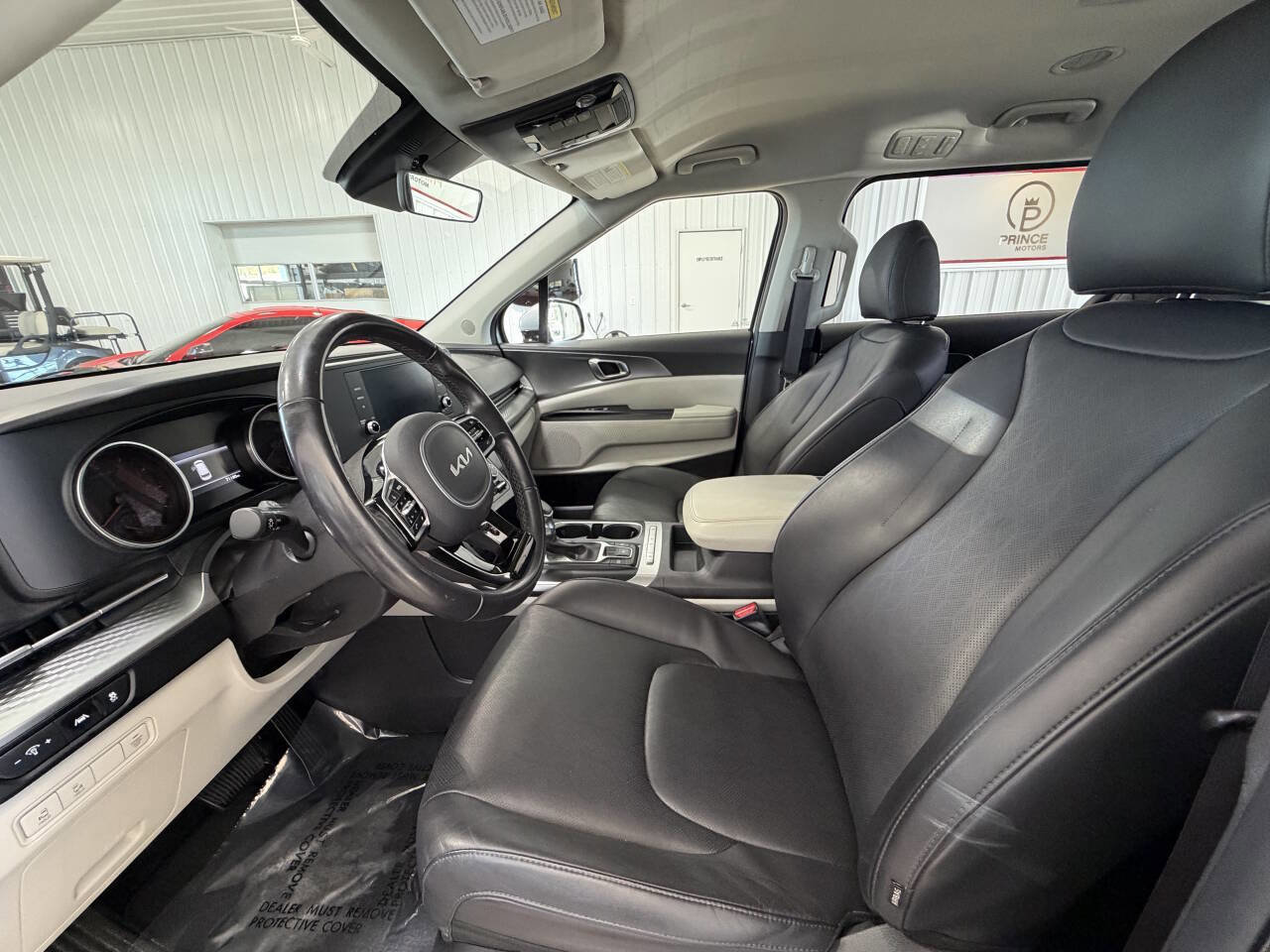 Used 2023 Kia Carnival LX FWD image 9