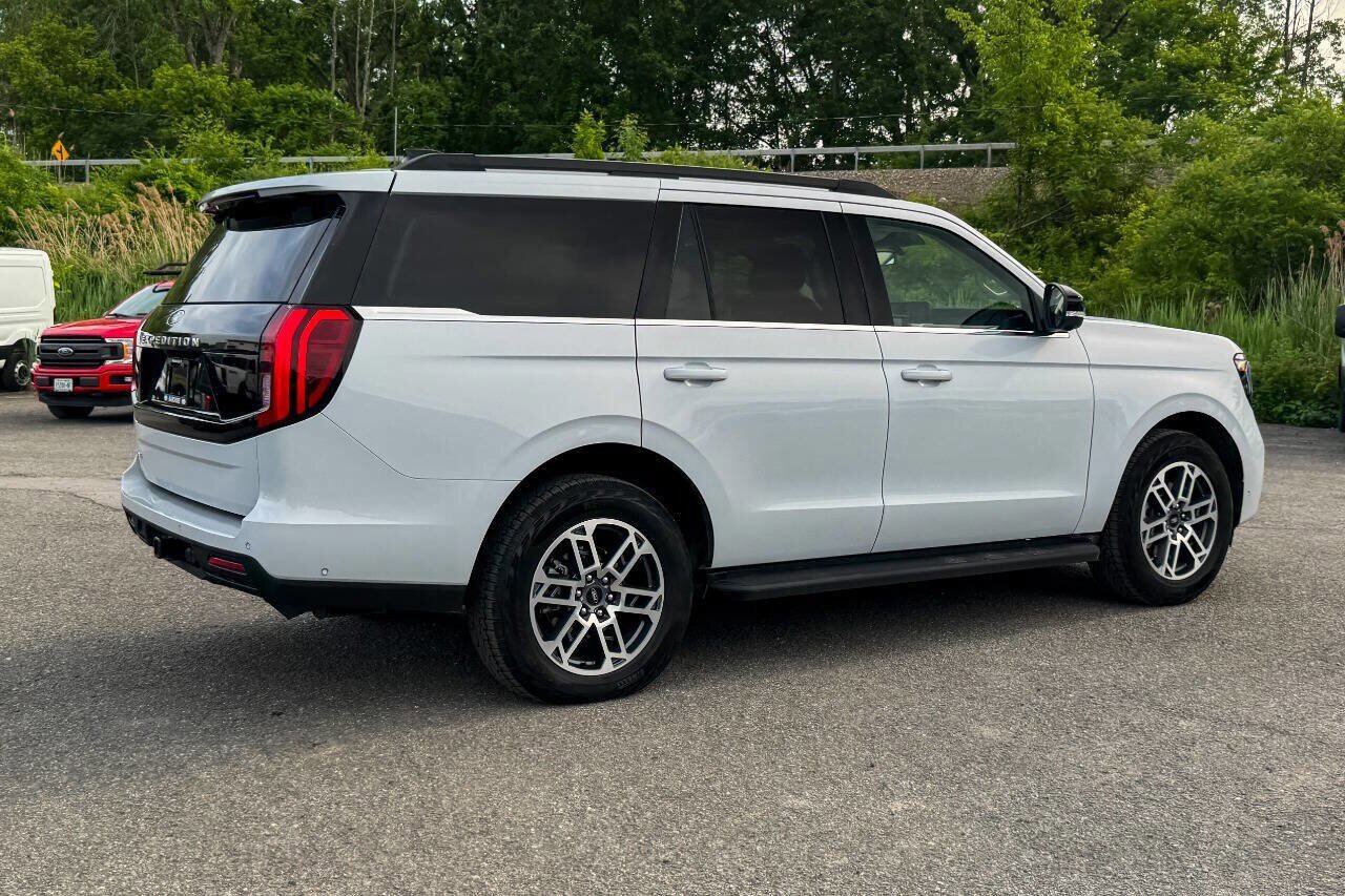 Used 2025 Ford Expedition Active AWD/4WD image 3
