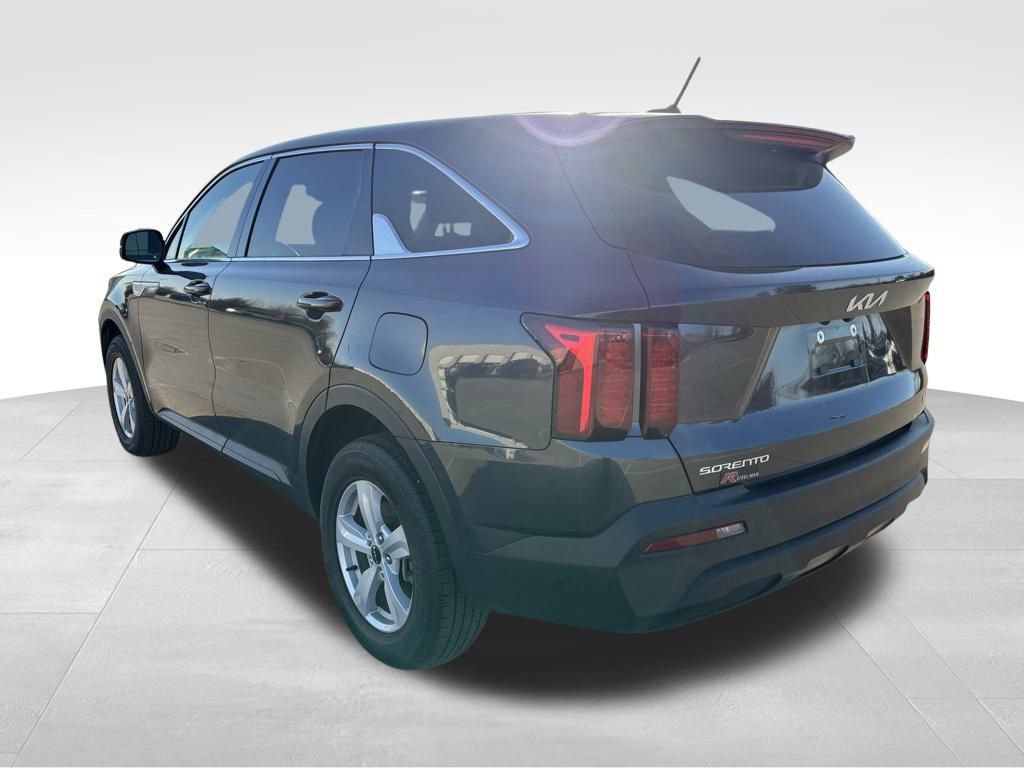 Used 2023 Kia Sorento LX image 4