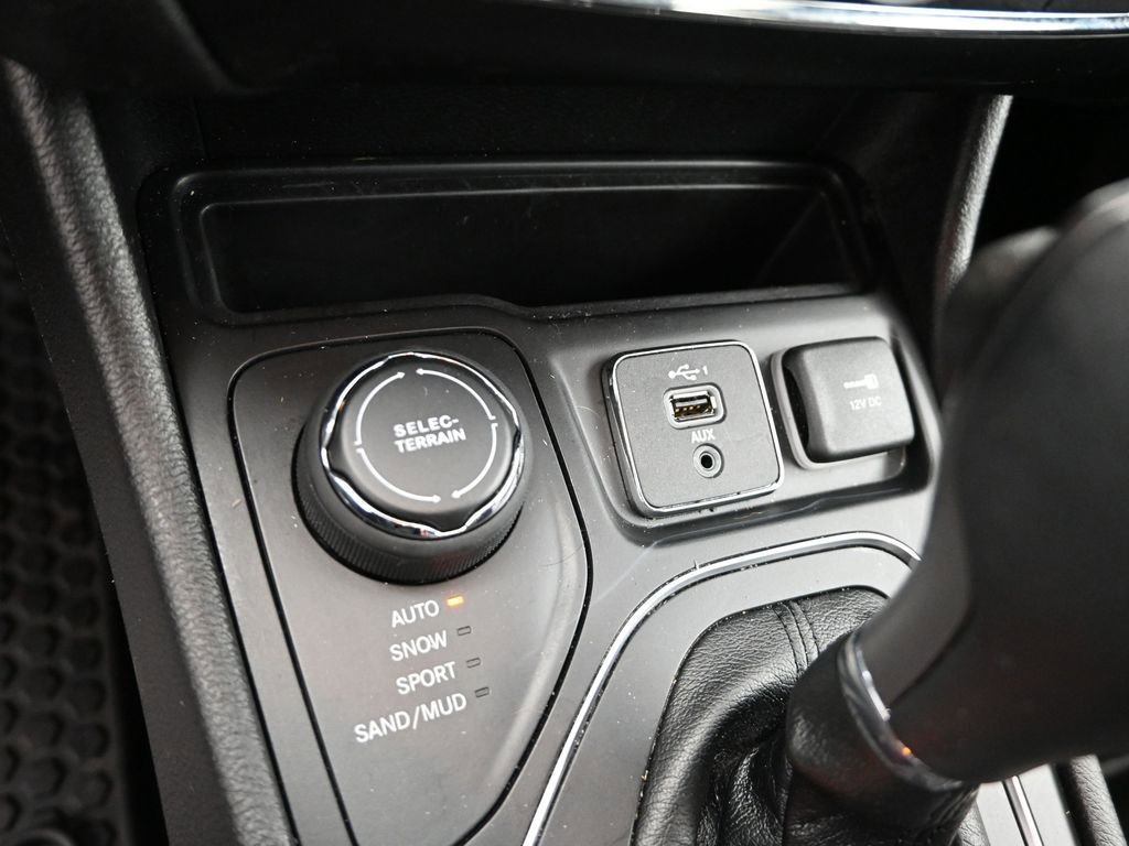 Used 2020 Jeep Cherokee Latitude Plus w/ Comfort/Convenience Group image 21