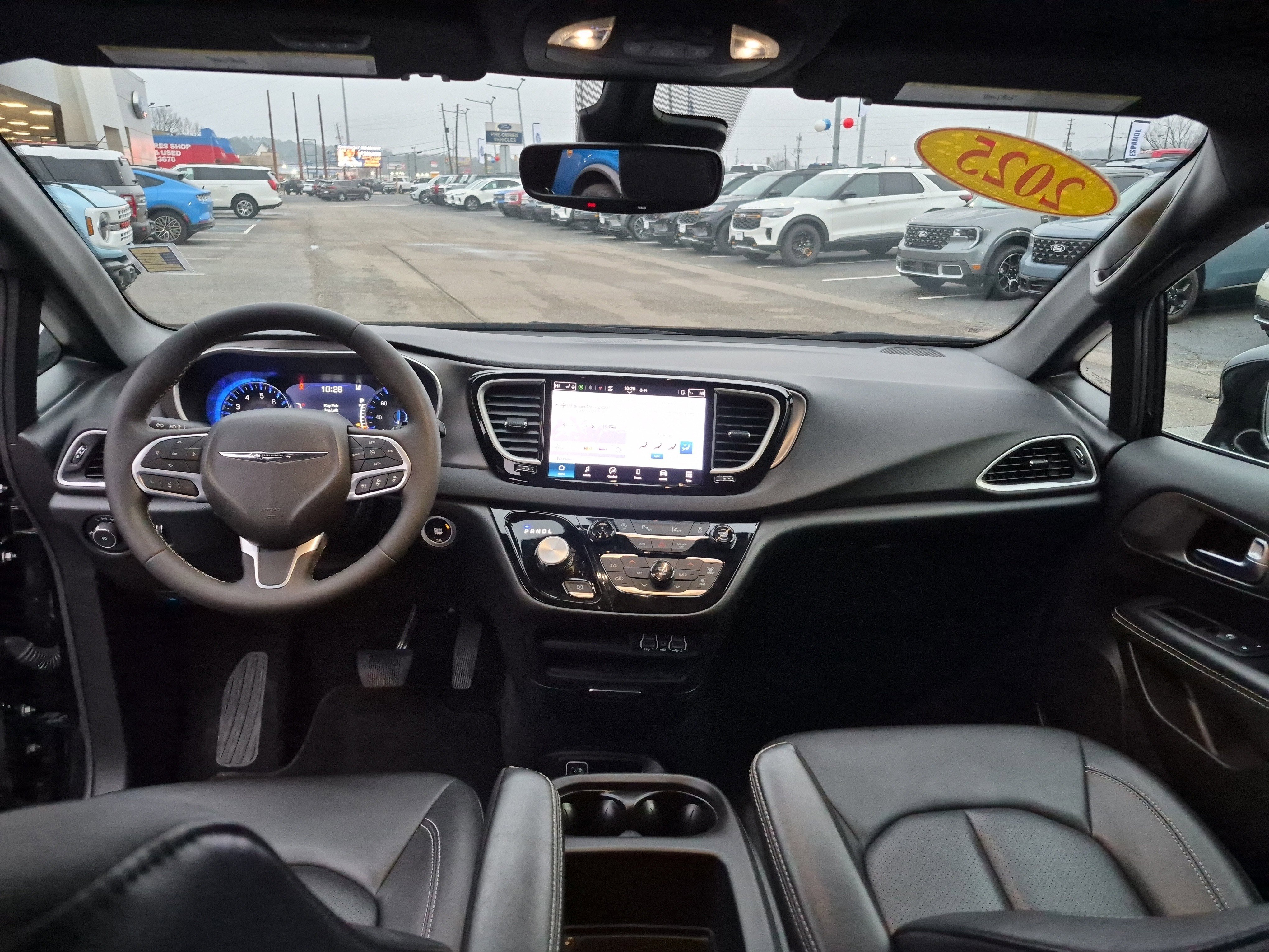 Used 2025 Chrysler Pacifica Select image 17