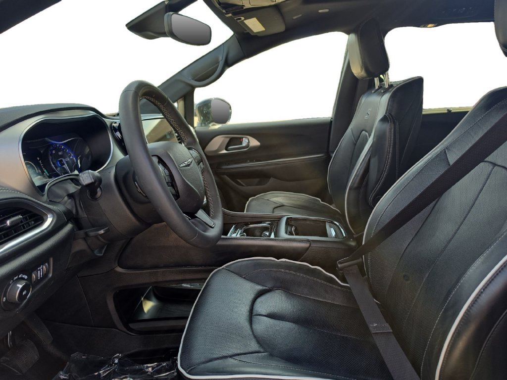 Used 2023 Chrysler Pacifica Limited w/ Uconnect Theater Family Group AWD/4WD image 10