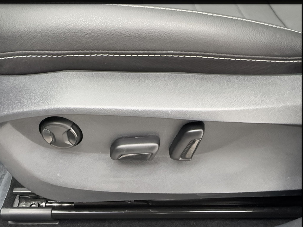 Used 2023 Volkswagen Taos SE w/ Panoramic Sunroof Package FWD image 23