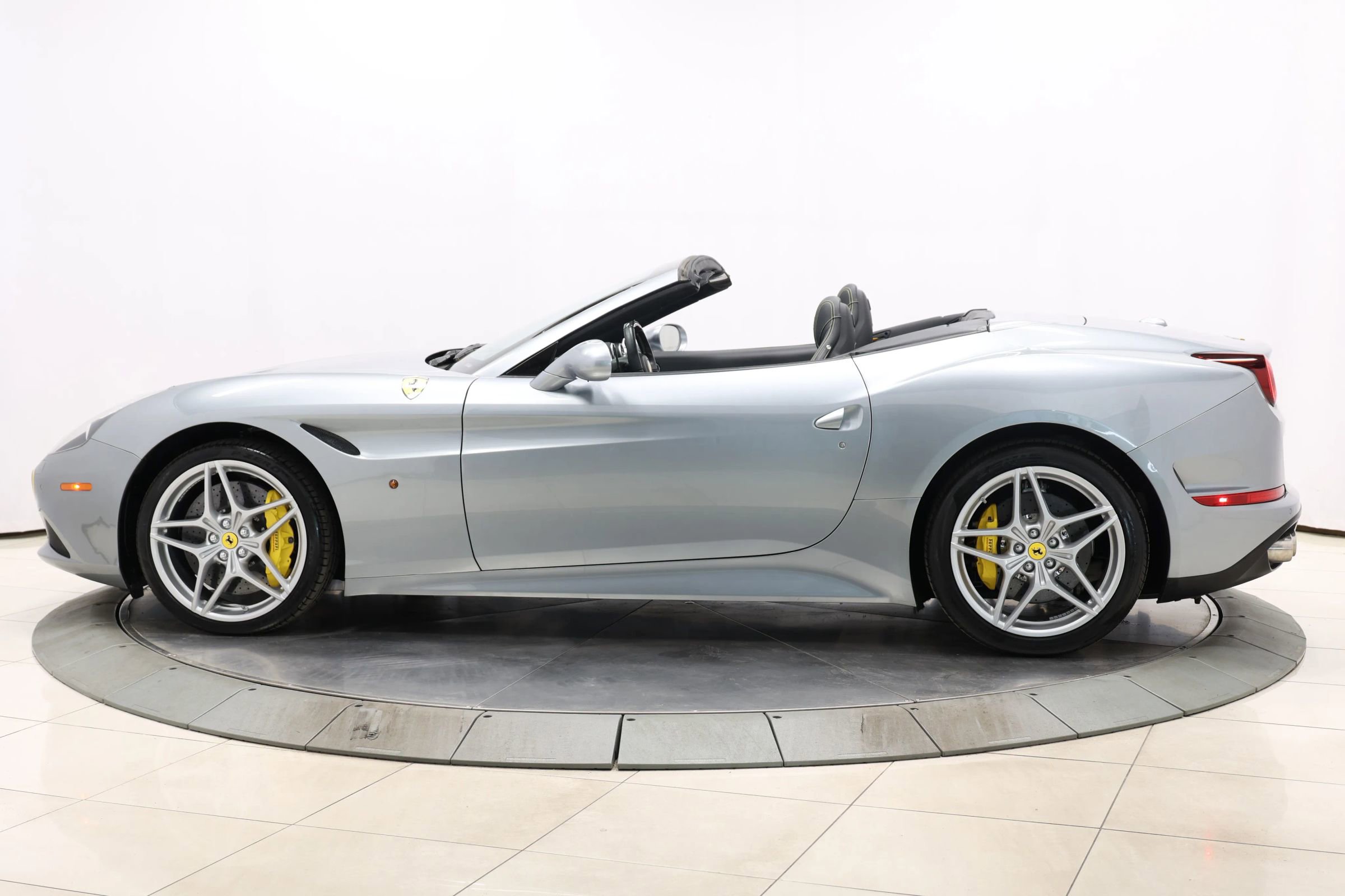Used 2015 Ferrari California T image 9