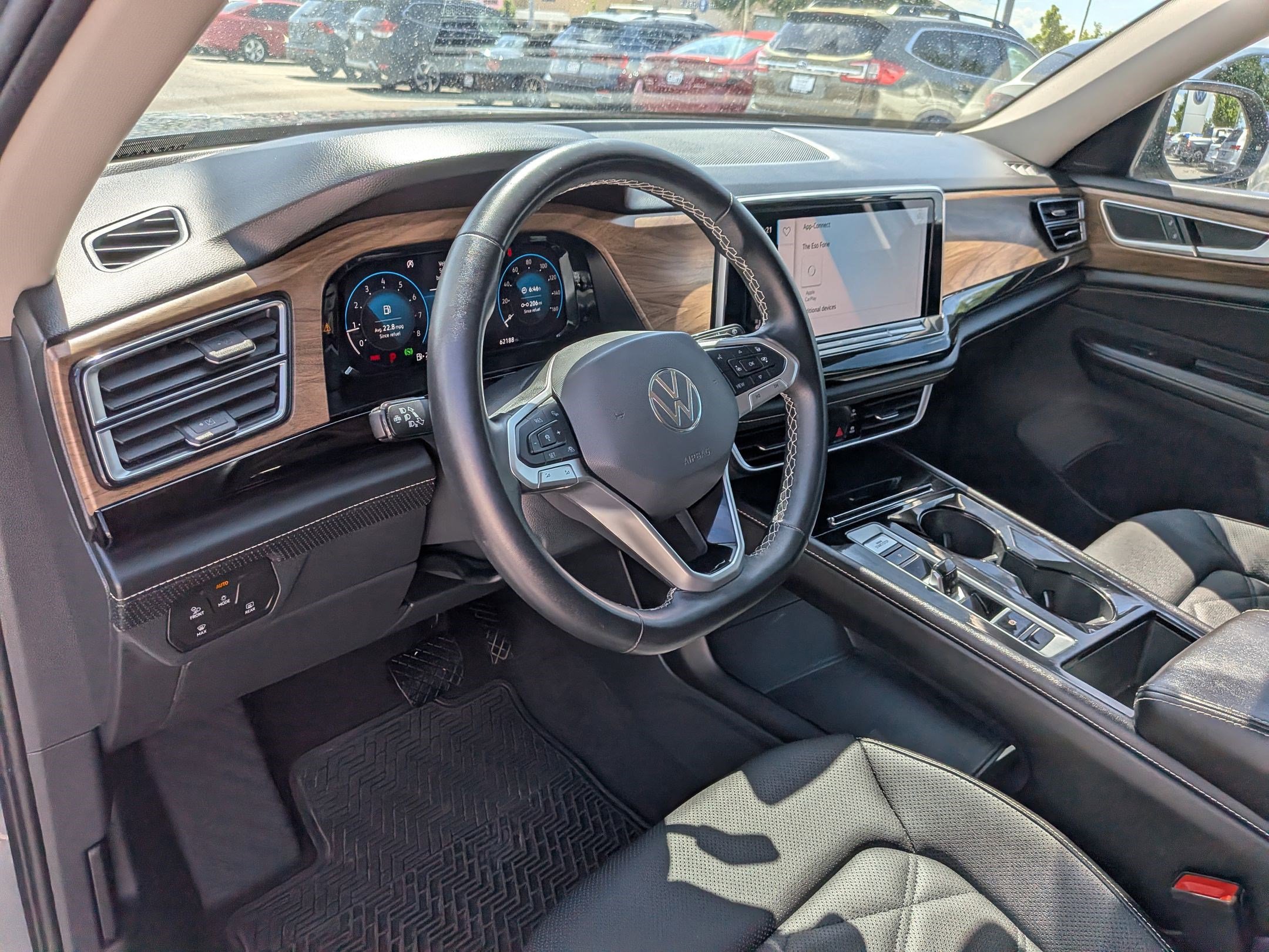 Used 2024 Volkswagen Atlas SE AWD/4WD image 16