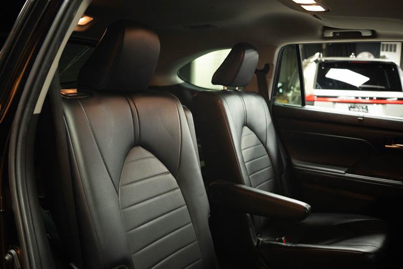 Used 2022 Toyota Highlander XLE FWD image 17