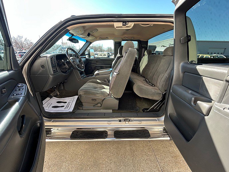 Used 2004 Chevrolet Silverado 3500 4x4 Extended Cab w/ Heavy-Duty Power Package image 11