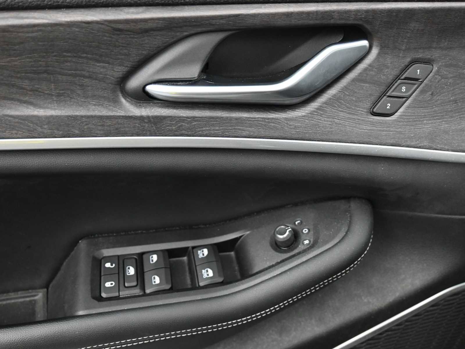 Used 2023 Jeep Grand Cherokee Limited w/ Black Appearance Package image 17