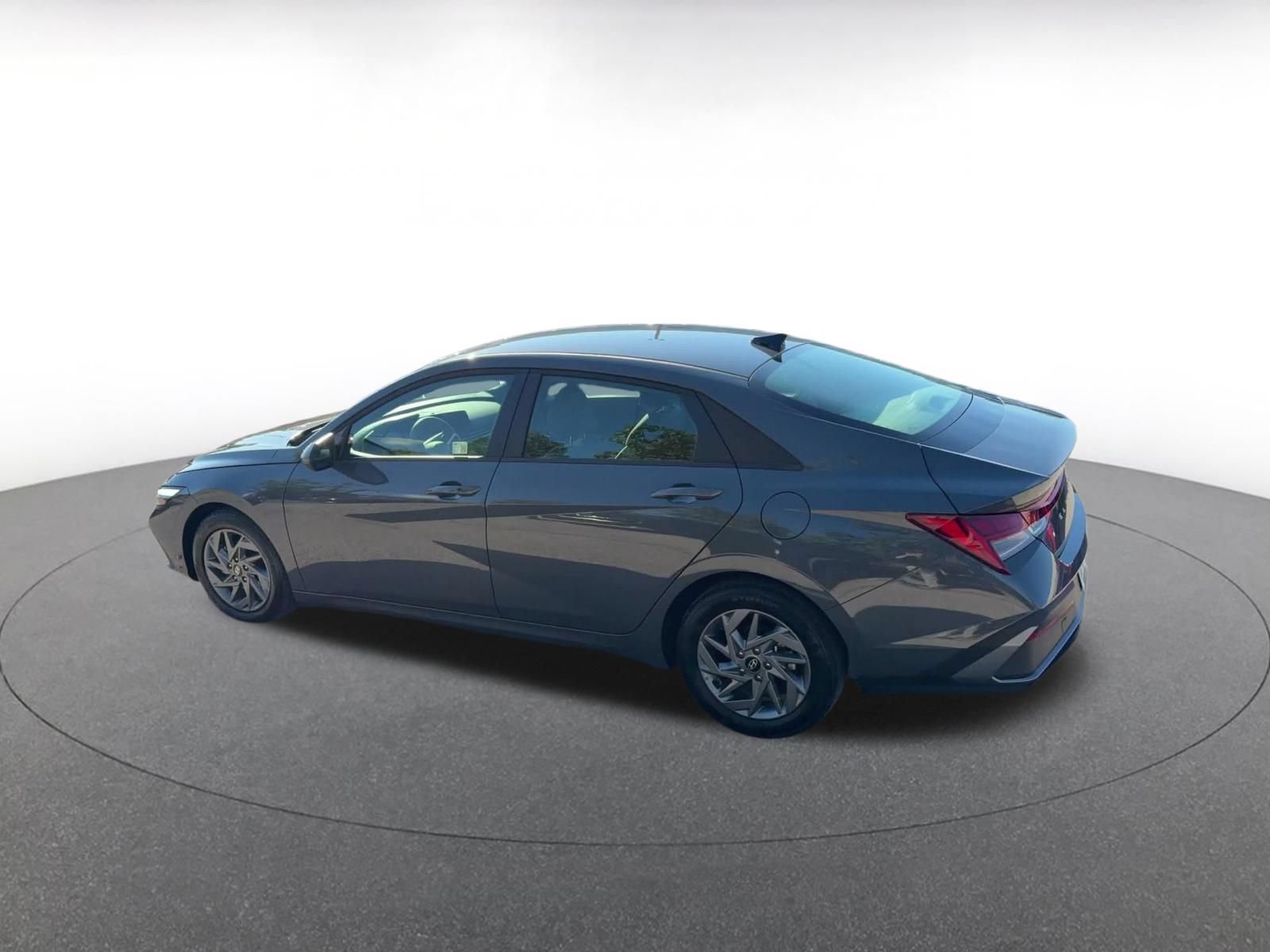 Used 2026 Hyundai Elantra Hybrid FWD image 9