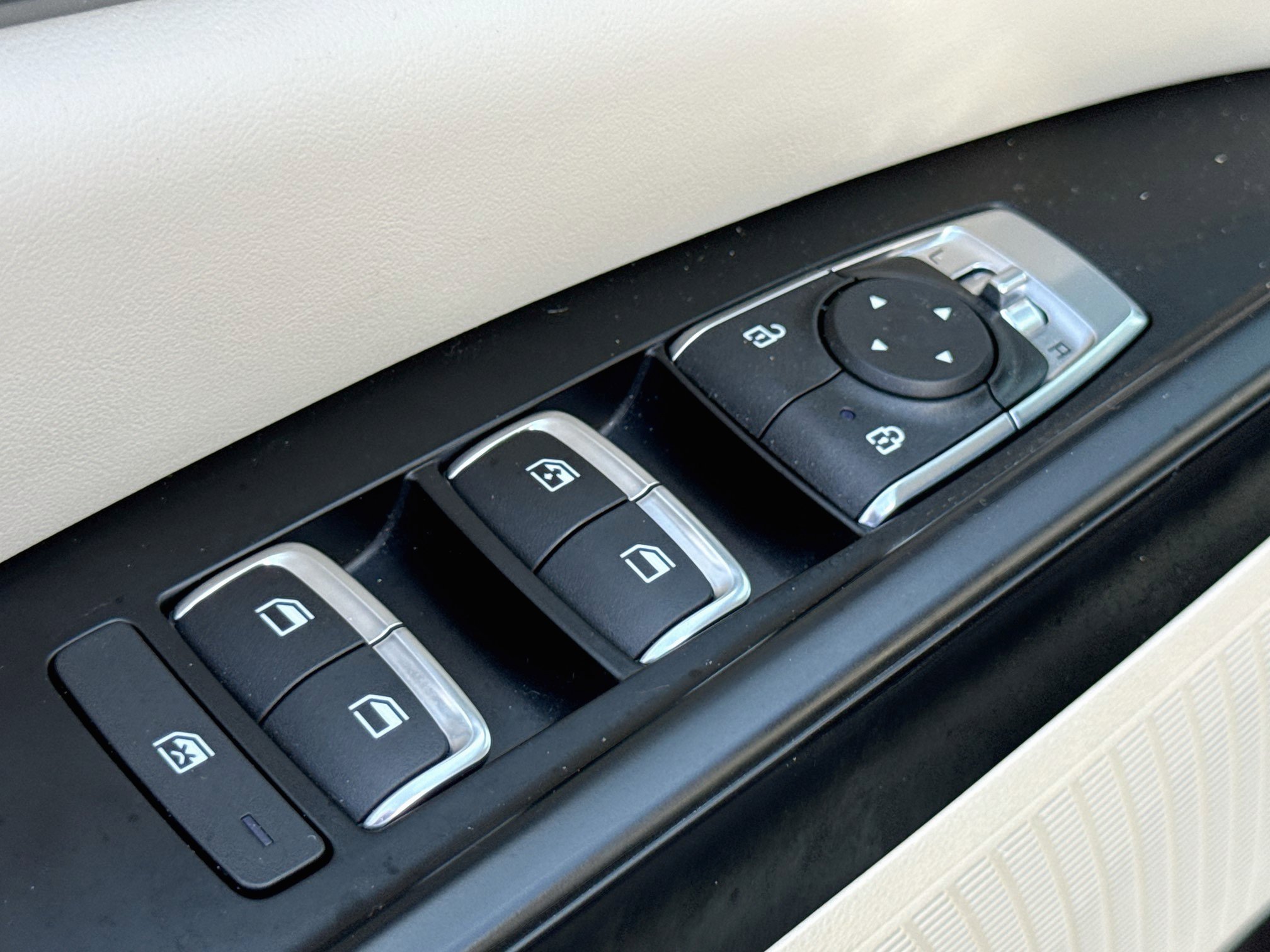 Used 2024 Kia Carnival LX FWD image 10