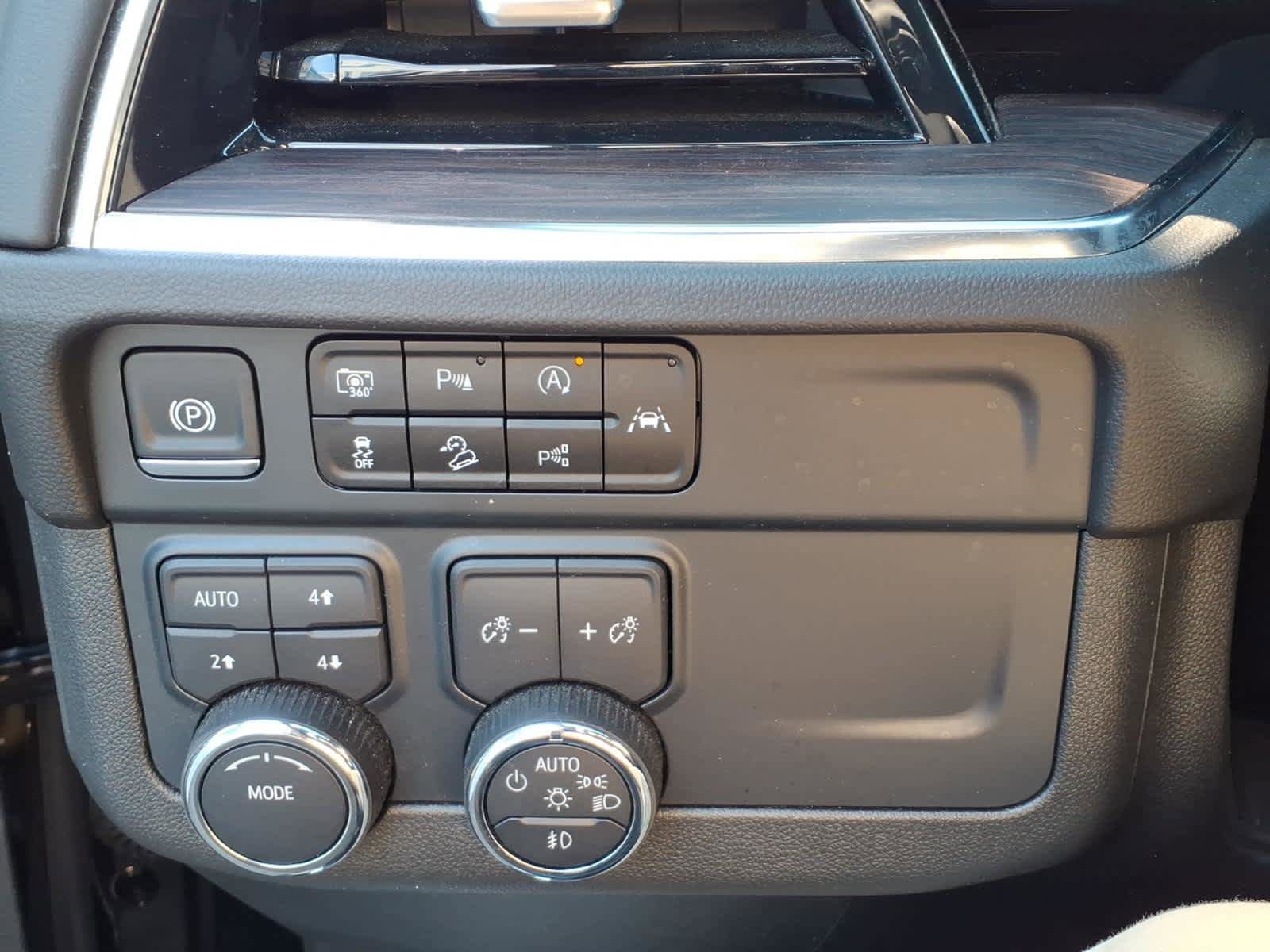 Used 2025 Chevrolet Suburban Z71 AWD/4WD image 11