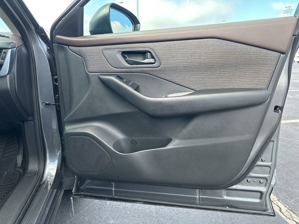 Used 2023 Nissan Rogue S image 10