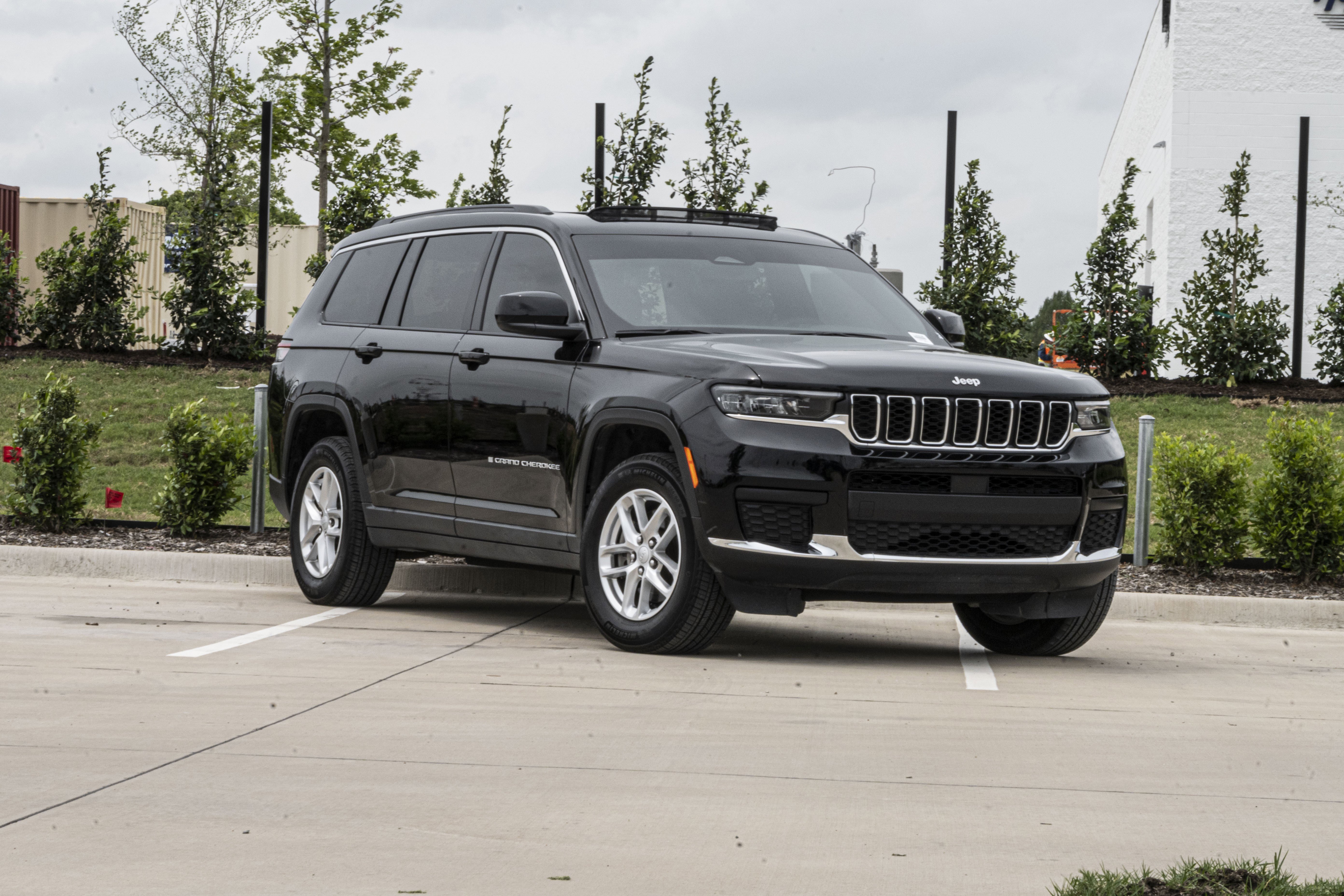 Used 2024 Jeep Grand Cherokee L Laredo w/ Luxury Tech Group I AWD/4WD image 2