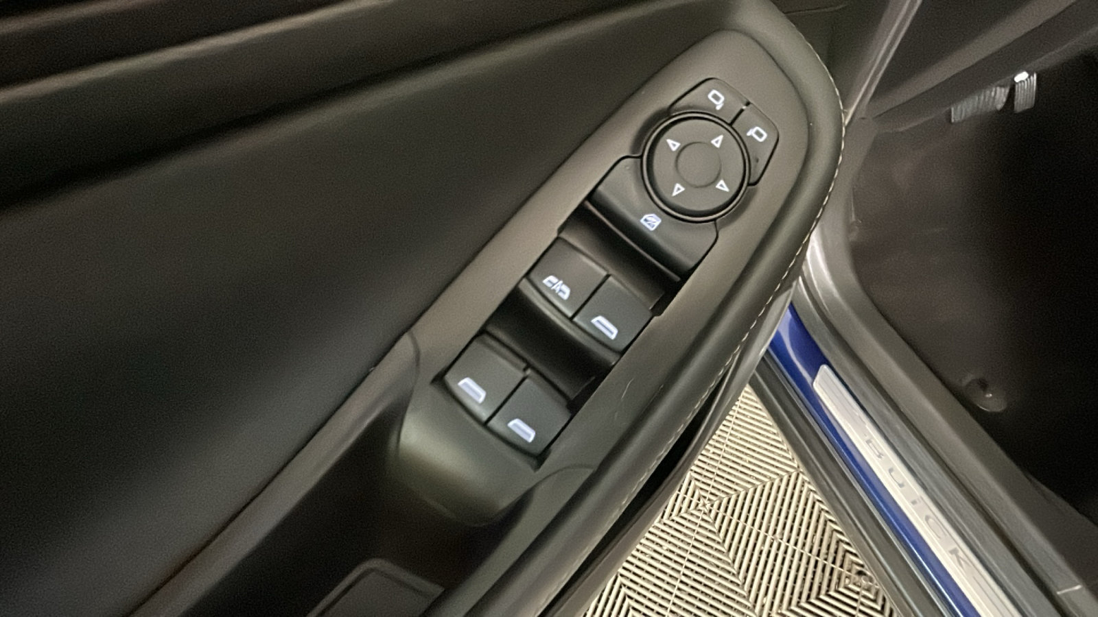 Used 2023 Buick Encore GX Essence w/ Experience Buick Package FWD image 13