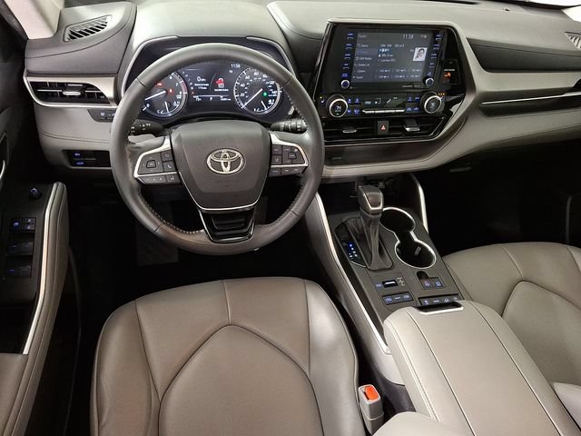 Used 2021 Toyota Highlander XLE AWD/4WD image 2