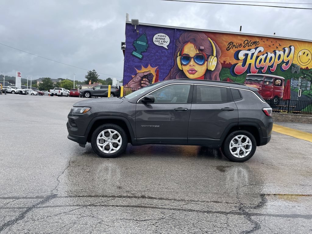Used 2024 Jeep Compass Latitude AWD/4WD image 2