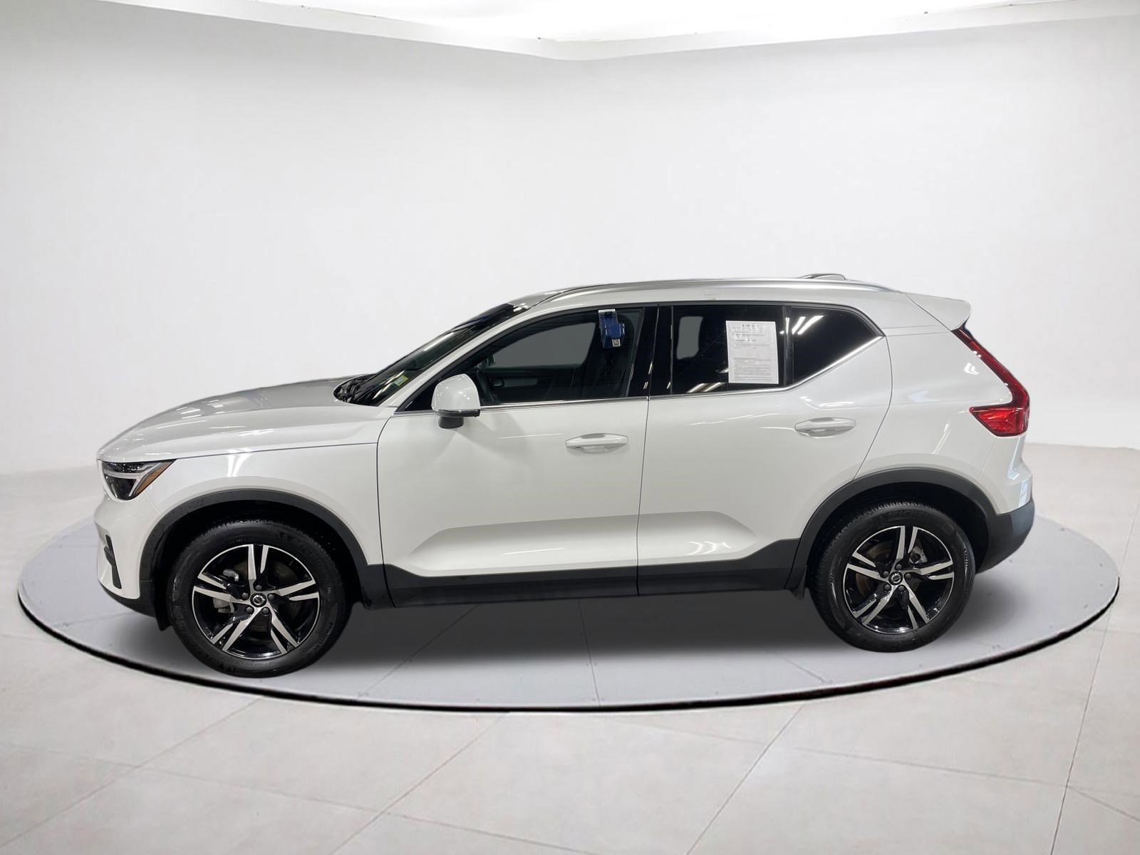 Used 2025 Volvo XC40 B5 Core image 2