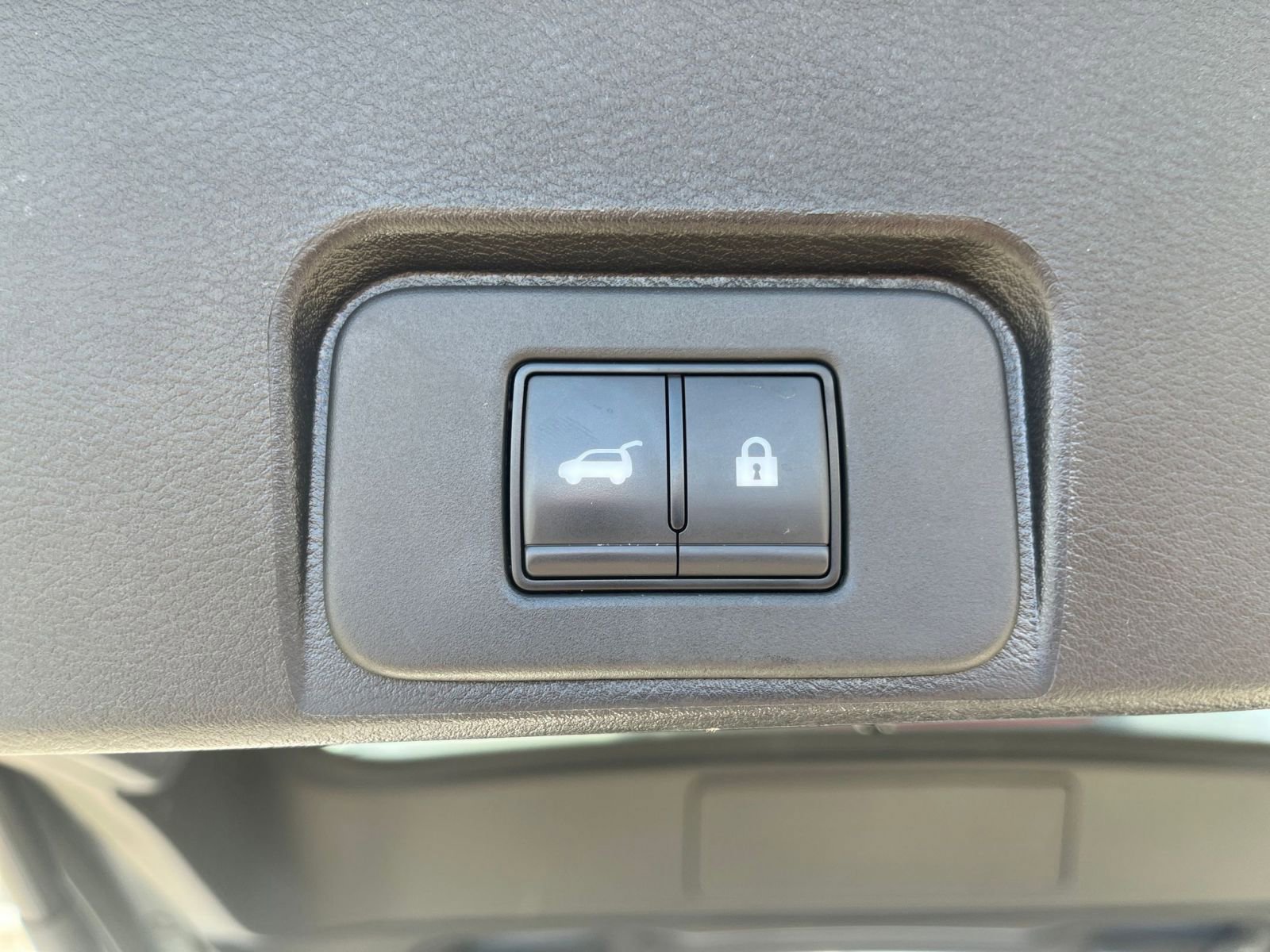 Used 2025 Nissan Rogue SV image 23