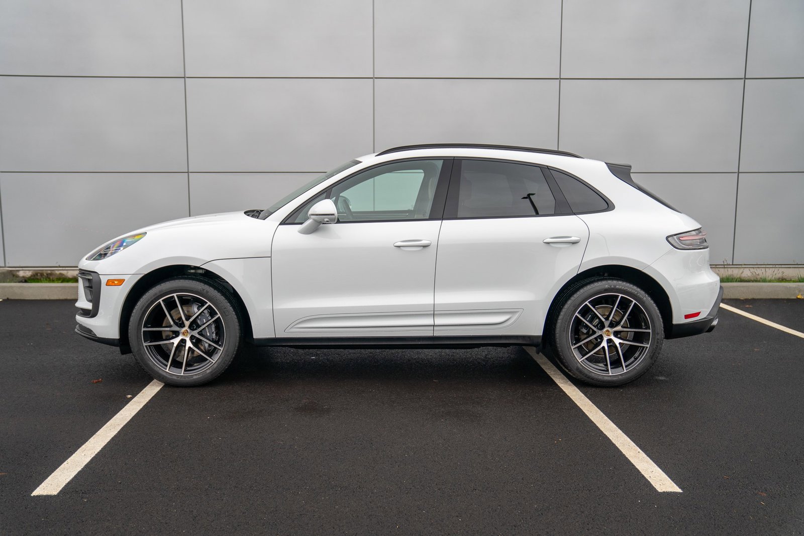 Used 2025 Porsche Macan image 2