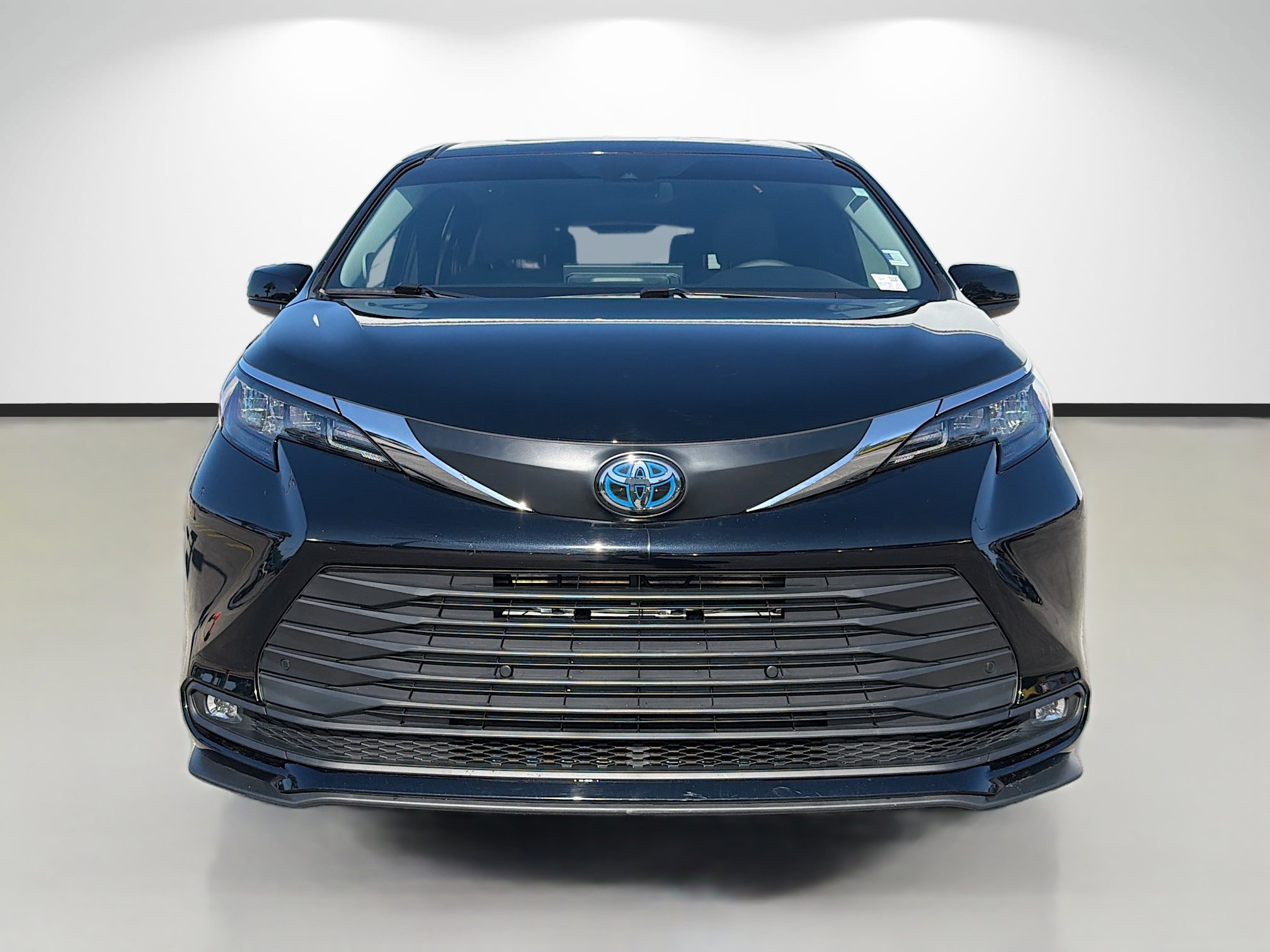 Used 2025 Toyota Sienna XLE w/ XLE Plus Package FWD image 8