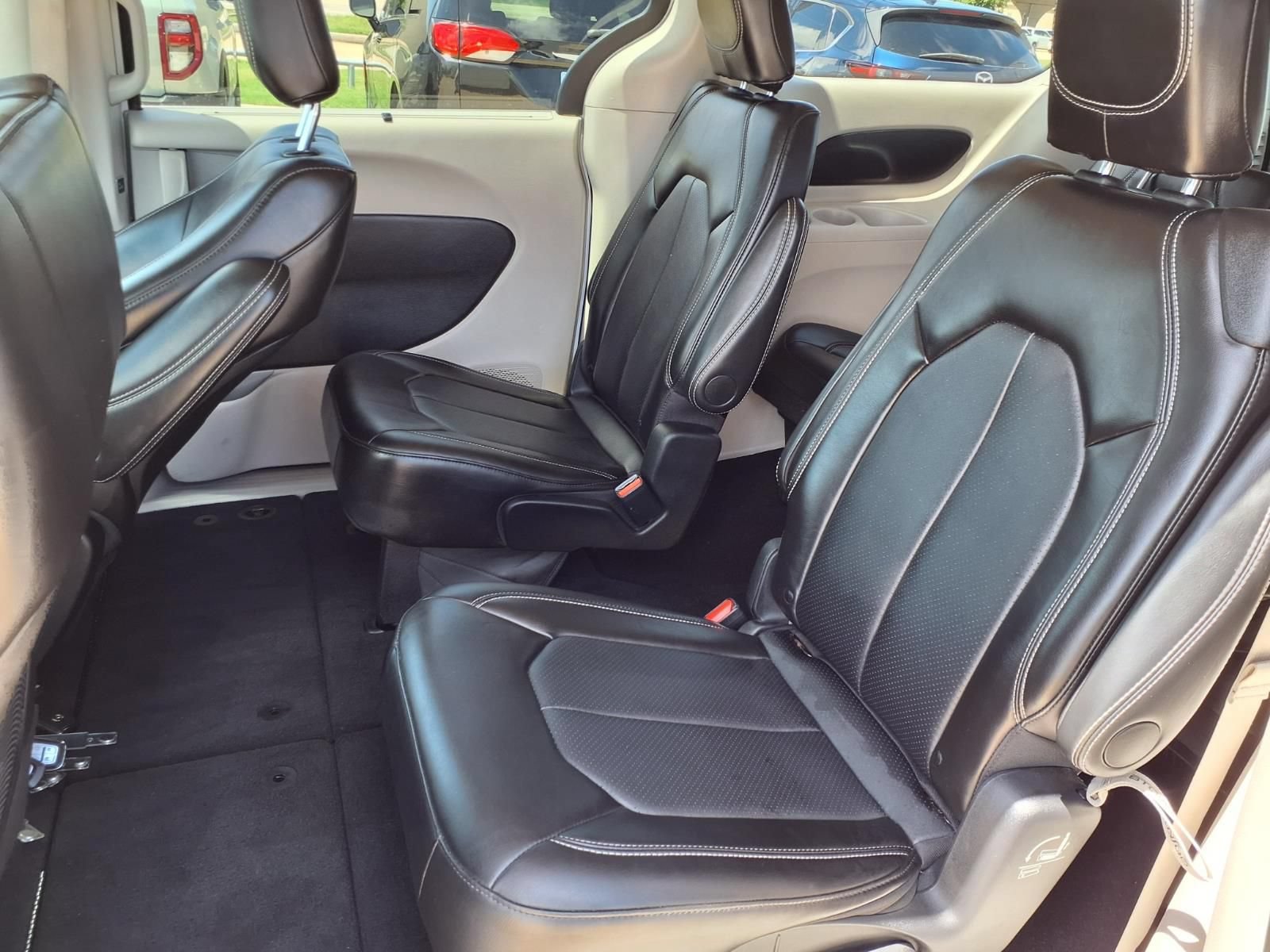 Used 2024 Chrysler Pacifica Touring-L FWD image 24