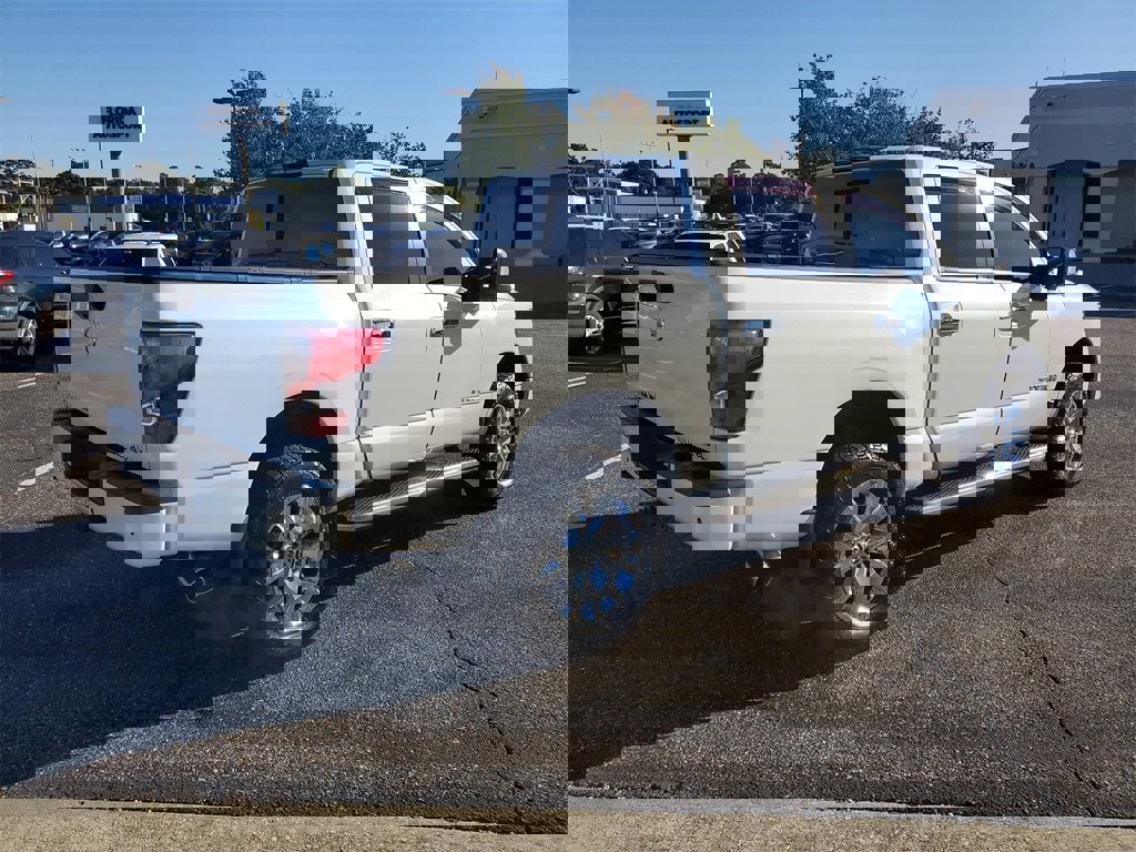 Used 2020 Nissan Titan SL w/ Moonroof Package image 4