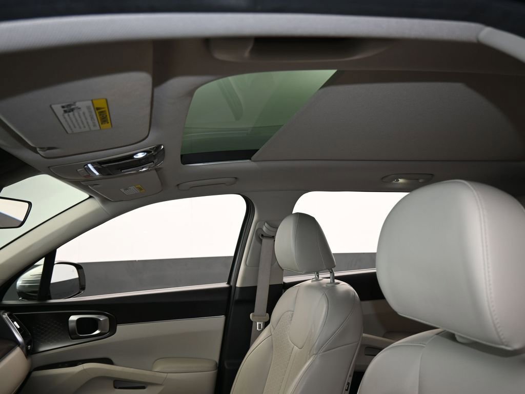 Used 2022 Kia Sorento EX w/ Panoramic Sunroof Package image 11