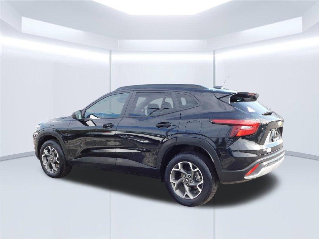 Used 2025 Chevrolet Trax LT FWD image 5