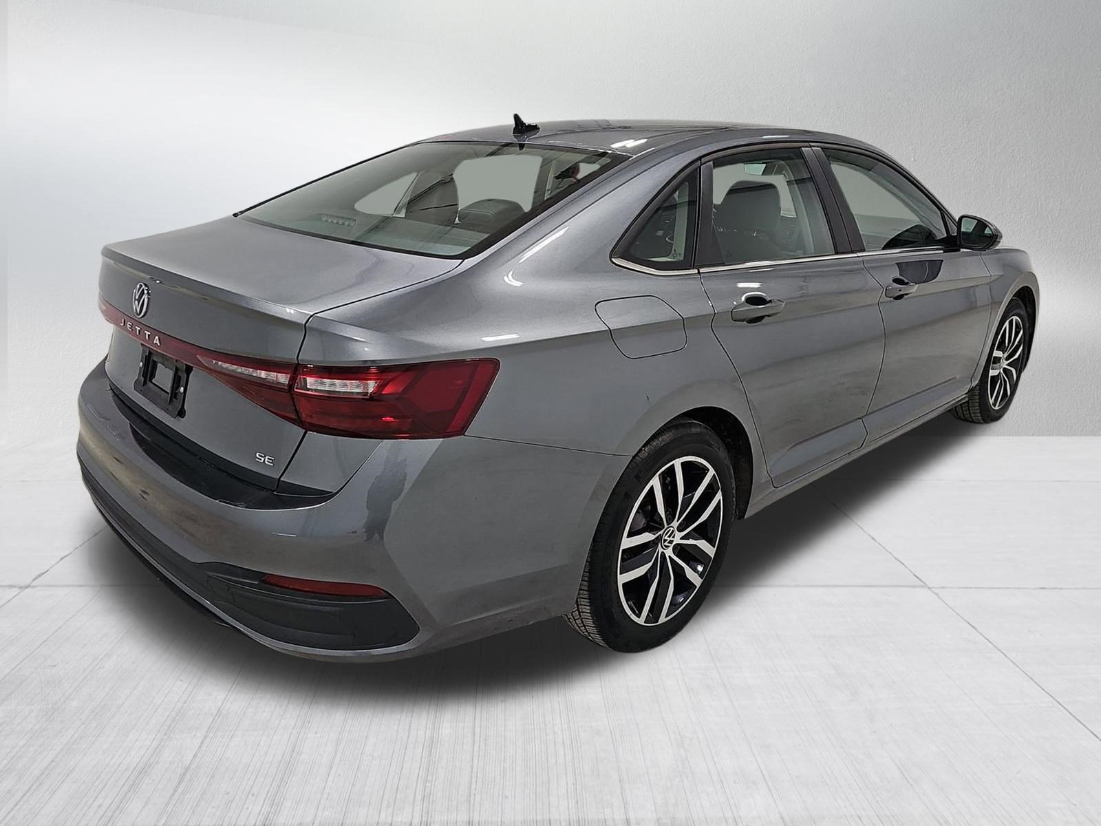 Used 2025 Volkswagen Jetta SE image 4