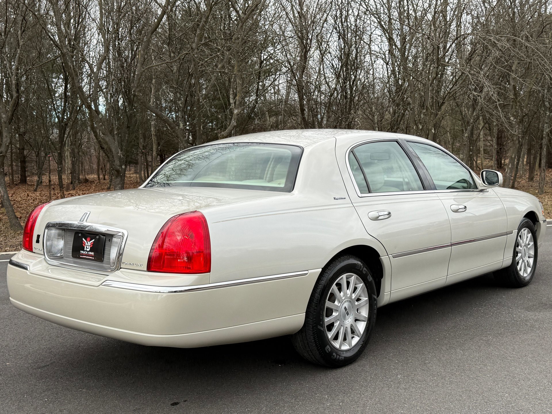 Used 2006 Lincoln Town Car Signature image 9