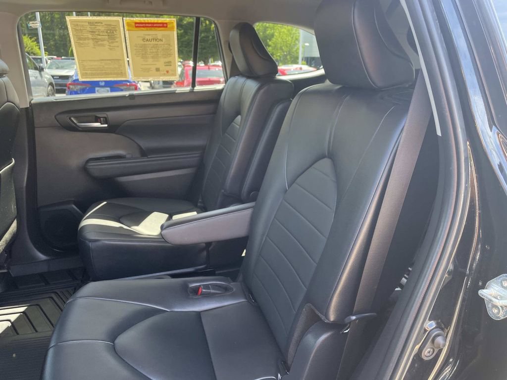 Used 2024 Toyota Highlander XLE FWD image 16