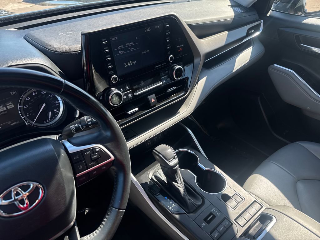 Used 2022 Toyota Highlander XLE AWD/4WD image 23