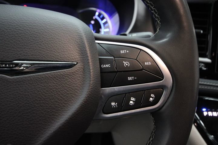 Used 2023 Chrysler Pacifica Touring-L image 19