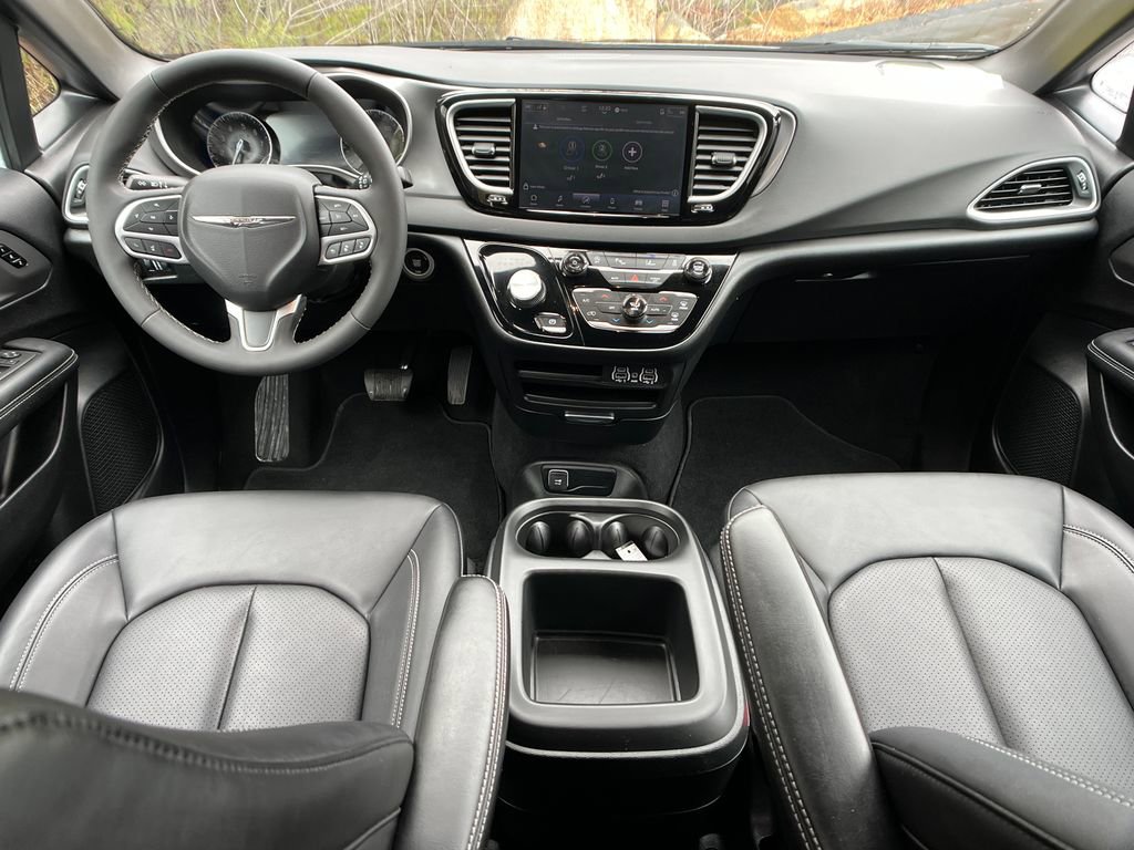 Used 2025 Chrysler Pacifica Select image 13