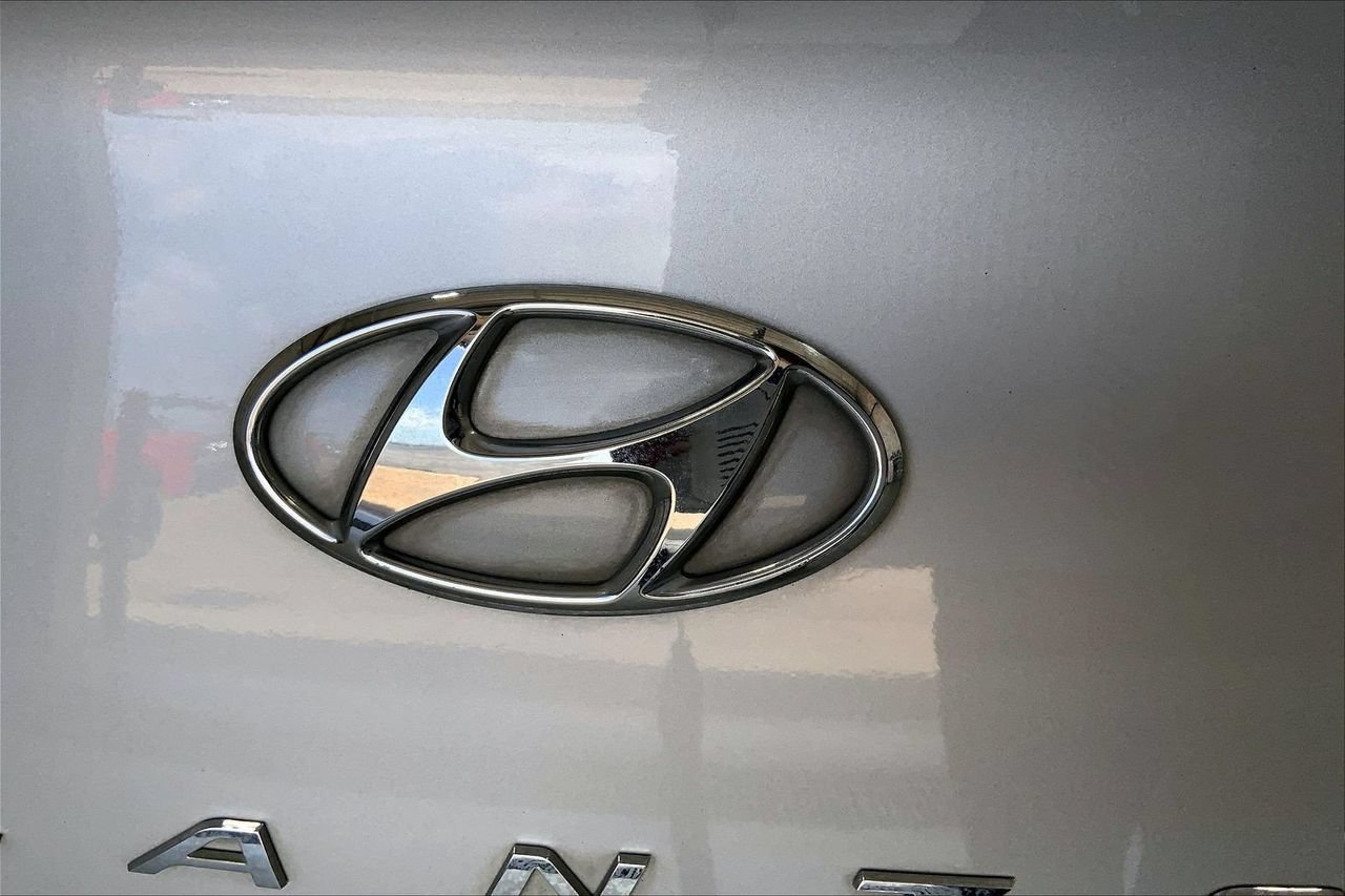 Used 2020 Hyundai Elantra Limited FWD image 31
