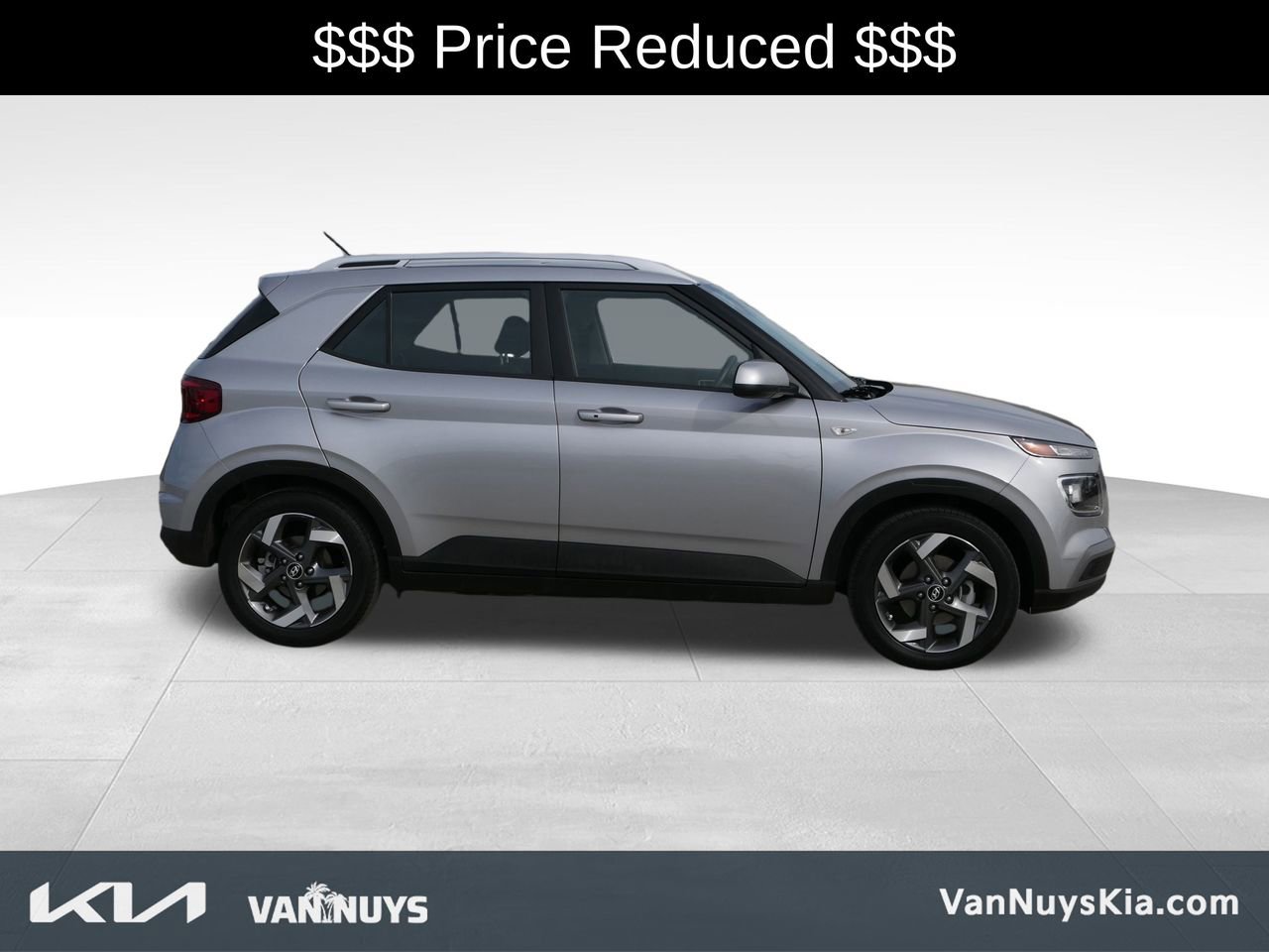 Used 2025 Hyundai Venue SEL image 2