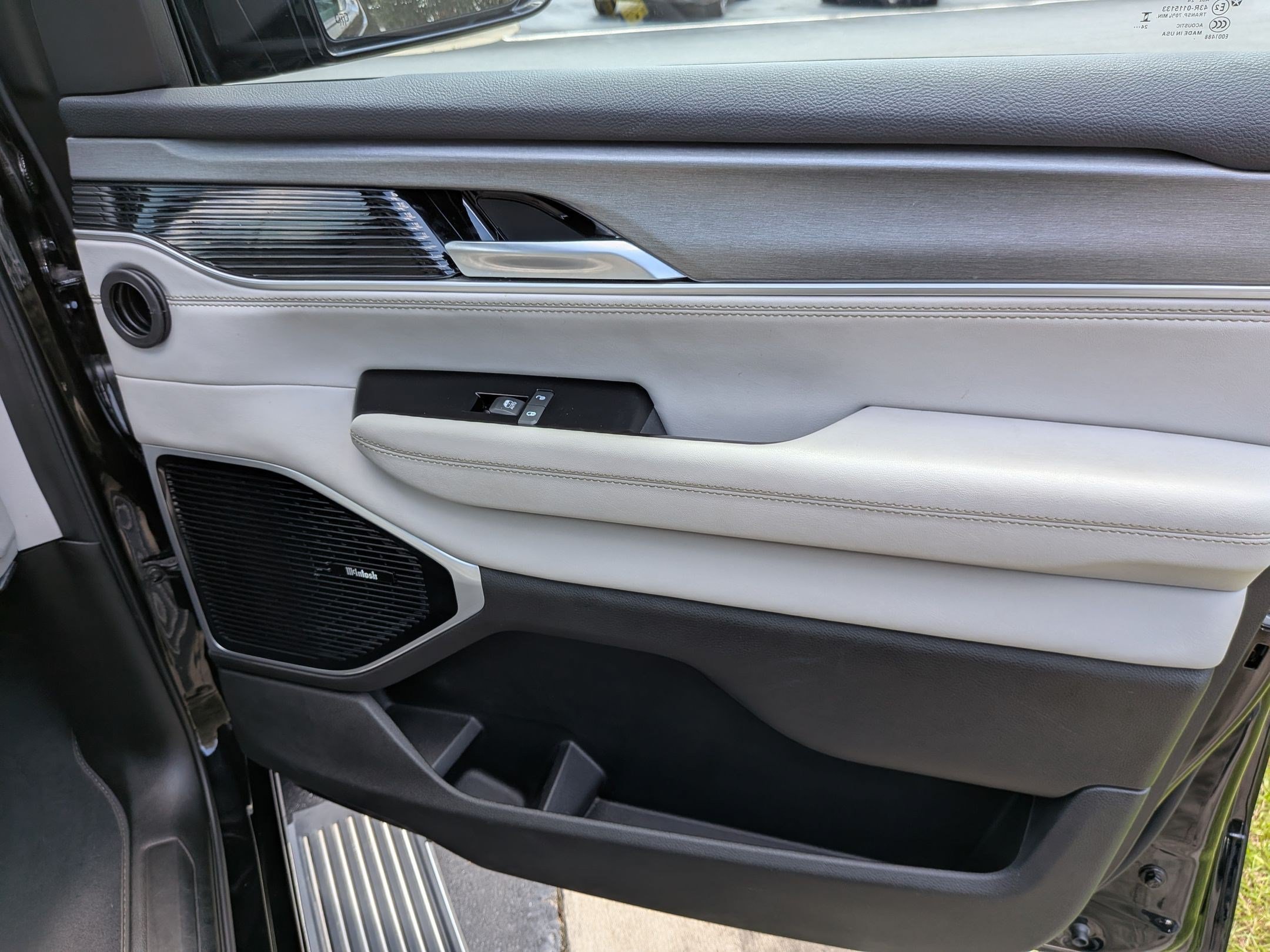 Certified 2025 Jeep Wagoneer Series III w/ Premium Group I AWD/4WD image 25