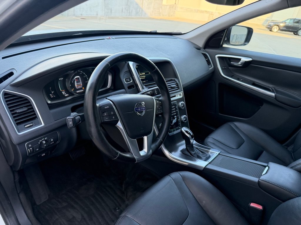 Used 2016 Volvo XC60 T5 Premier w/ Proximity Package FWD image 12