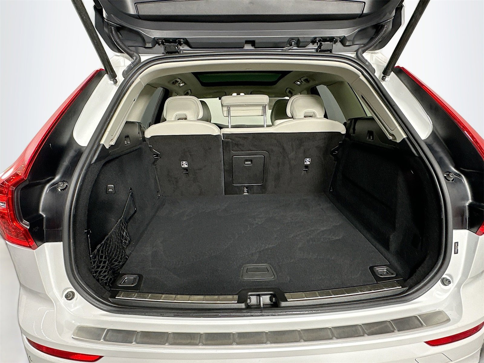 Used 2023 Volvo XC60 B6 Ultimate w/ Protection Package Premier image 27