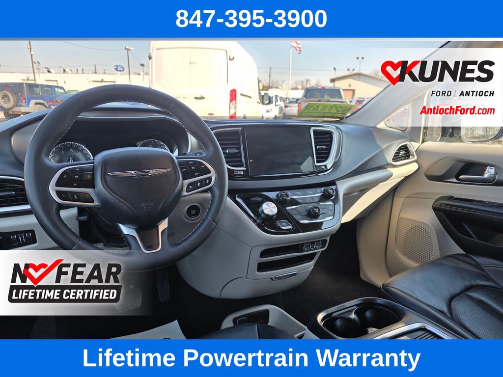 Used 2024 Chrysler Pacifica Touring-L image 42