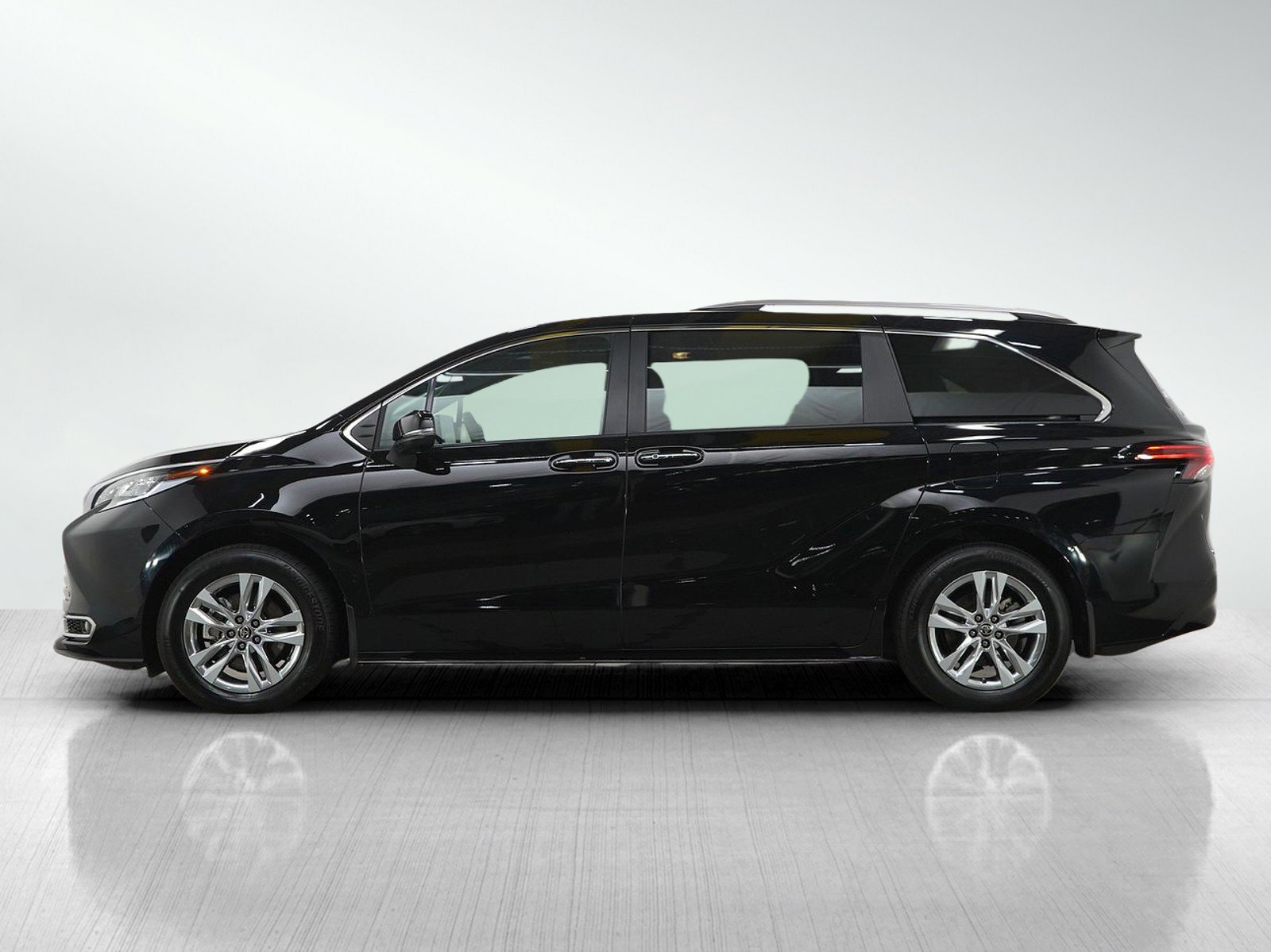 Used 2025 Toyota Sienna Limited image 2